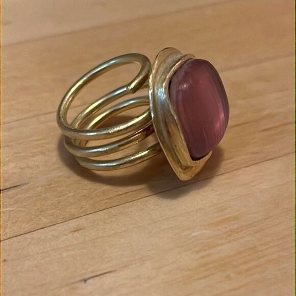 costume jewelry ring. Brushed Gold Tone Metal hand crafted metal with pink stone - Picture 3 of 11